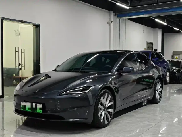Фотография автомобиля — Tesla Model 3