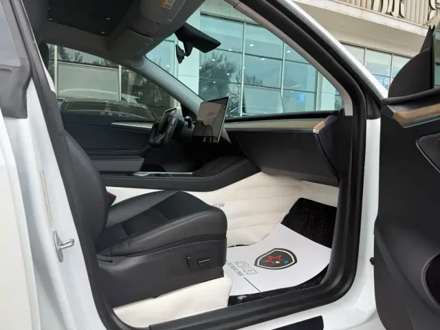 Tesla Model Y — Фото автомобиля 10