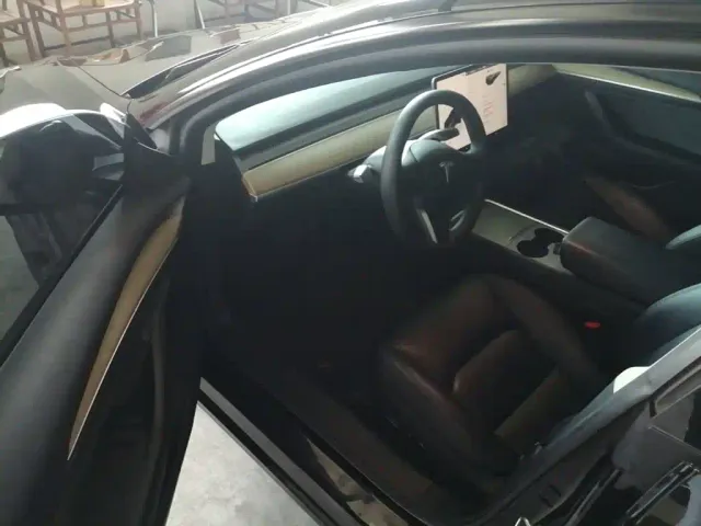 Tesla Model 3 — Фото автомобиля 15