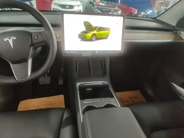 Tesla Model Y — Фото автомобиля 12