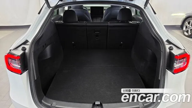 Tesla Model Y — Фото автомобиля 26