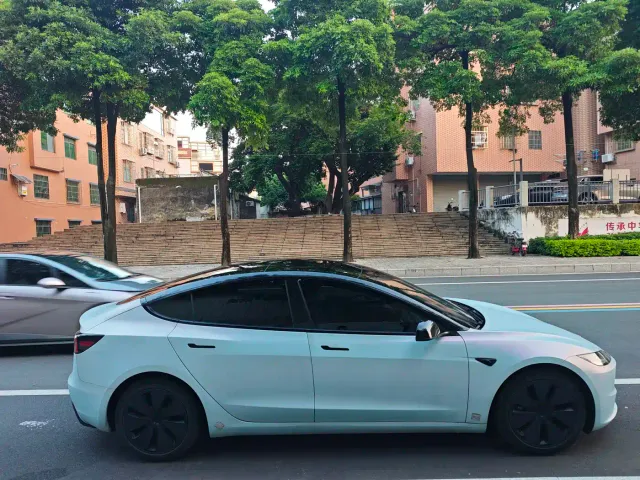 Tesla Model 3 — Фото автомобиля 4