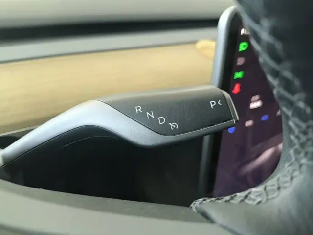 Tesla Model Y — Фото автомобиля 13