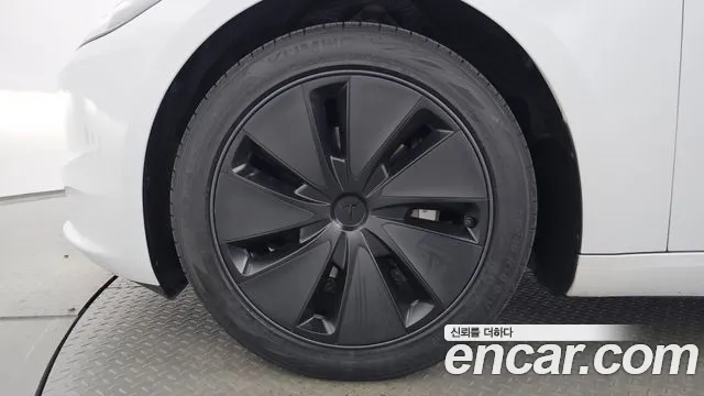 Tesla Model 3 — Фото автомобиля 5
