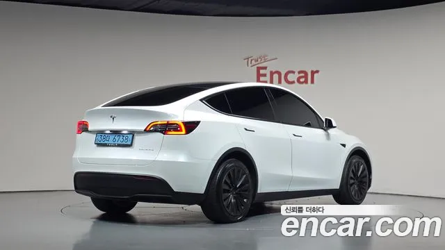 Tesla Model Y — Фото автомобиля 2