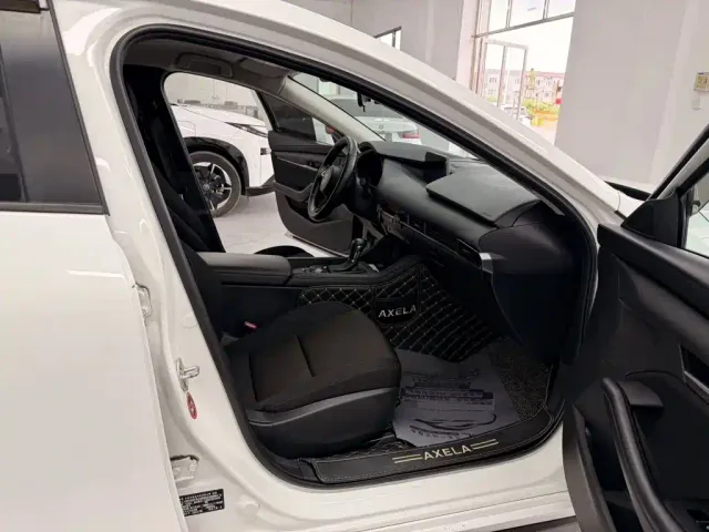 Mazda Axela — Фото автомобиля 11