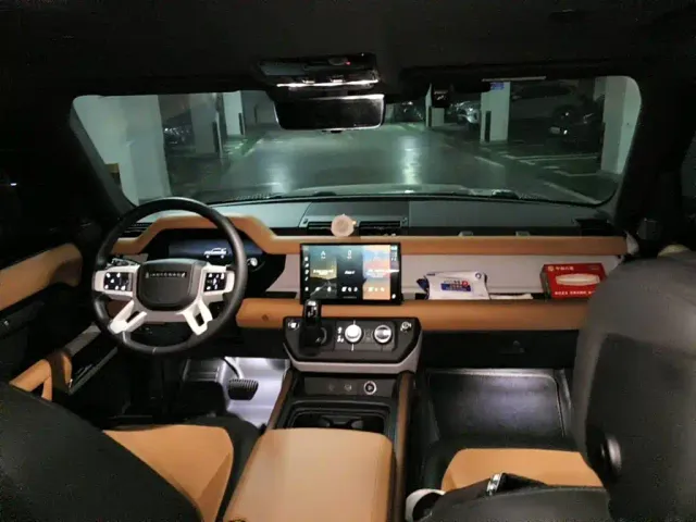 Land Rover Defender — Фото автомобиля 12