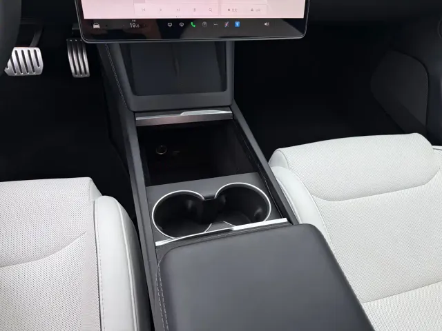 Tesla Model 3 — Фото автомобиля 10