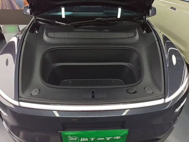 Tesla Model Y L — Фото автомобиля 19
