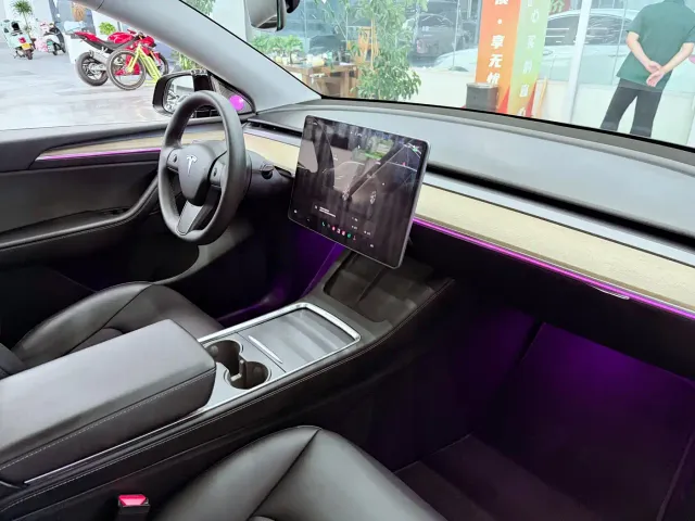 Tesla Model Y — Фото автомобиля 18