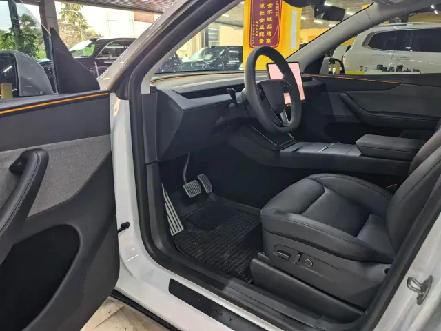Tesla Model Y — Фото автомобиля 4