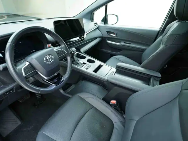 Toyota Sienna — Фото автомобиля 10
