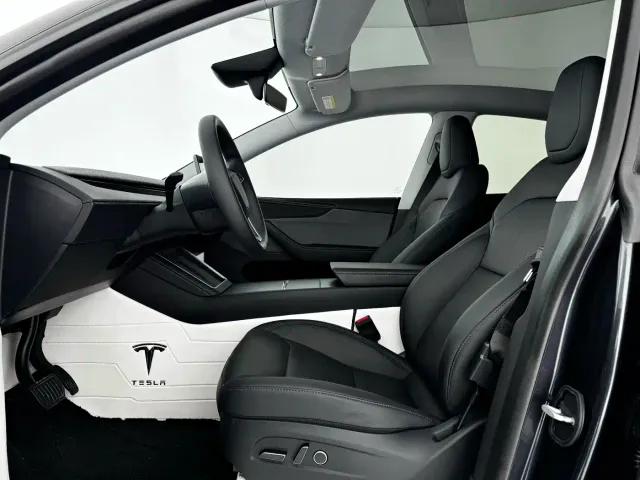 Tesla Model Y — Фото автомобиля 9
