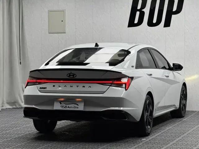 Hyundai Elantra — Фото автомобиля 12