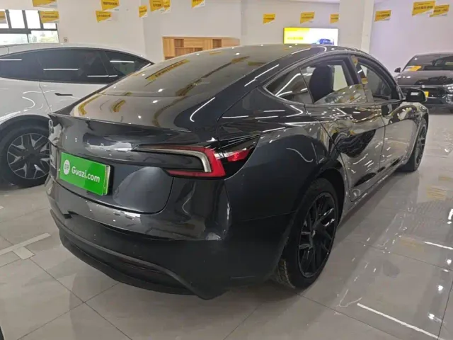 Tesla Model 3 — Фото автомобиля 6