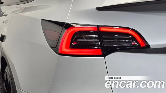 Tesla Model Y — Фото автомобиля 8