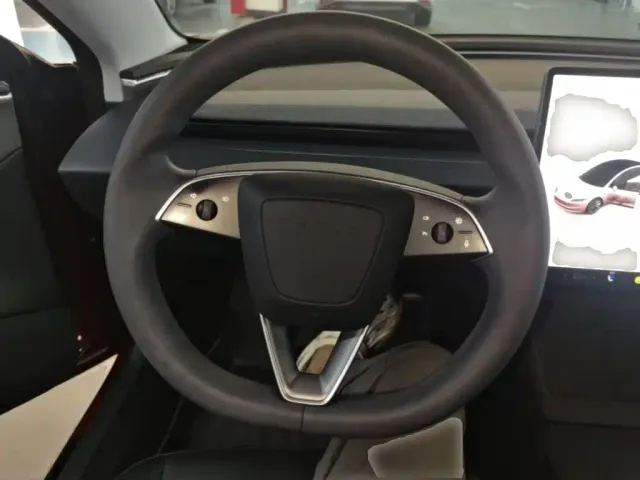 Tesla Model 3 — Фото автомобиля 10