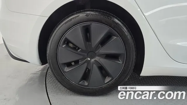 Tesla Model 3 — Фото автомобиля 5