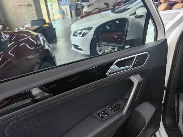 Volkswagen Tiguan L — Фото автомобиля 15