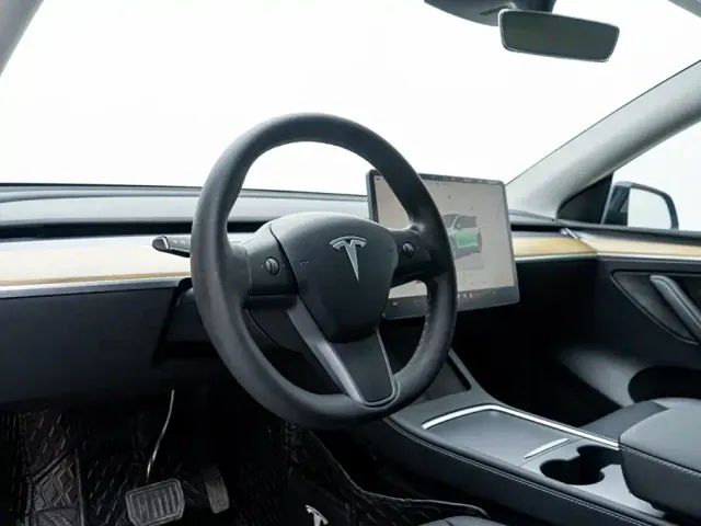 Tesla Model Y — Фото автомобиля 8