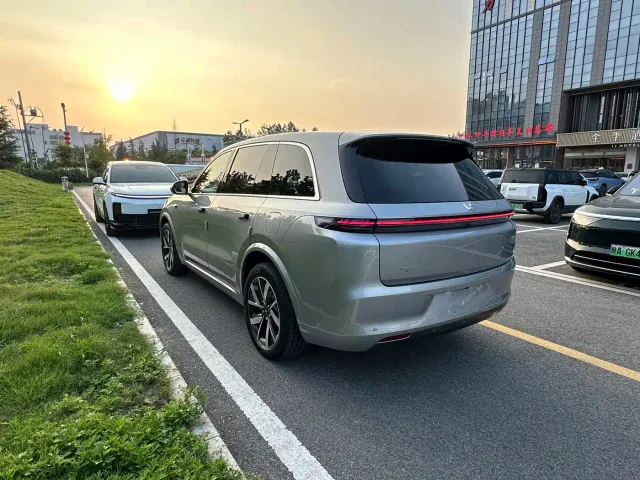 Li Auto L8 — Фото автомобиля 12