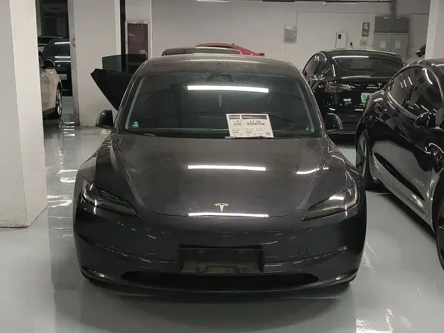 Tesla Model 3 — Фото автомобиля 15