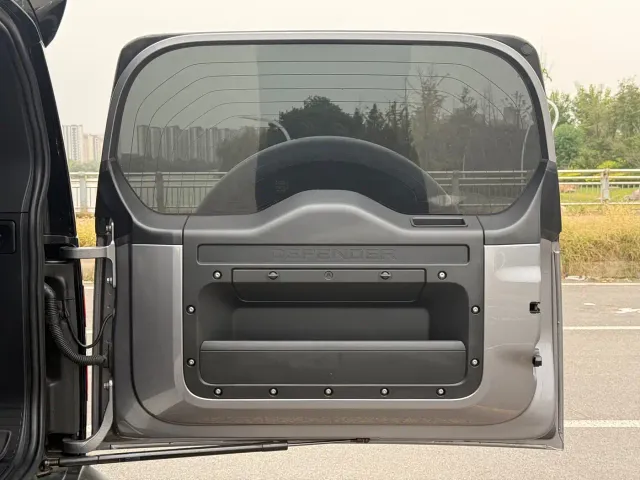 Land Rover Defender — Фото автомобиля 11
