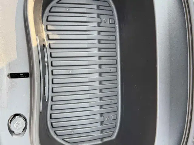 Tesla Model 3 — Фото автомобиля 18