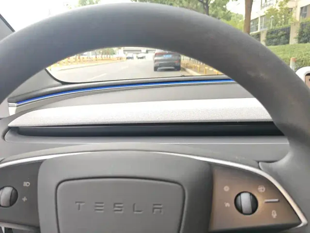 Tesla Model 3 — Фото автомобиля 14