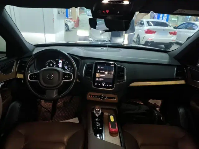 Volvo XC90 — Фото автомобиля 9