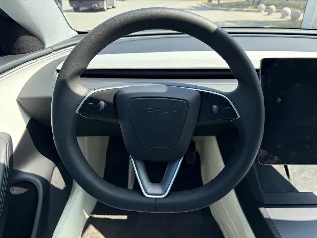 Tesla Model 3 — Фото автомобиля 11
