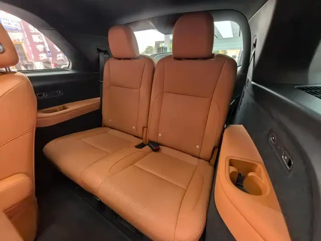 Li Auto L8 — Фото автомобиля 12