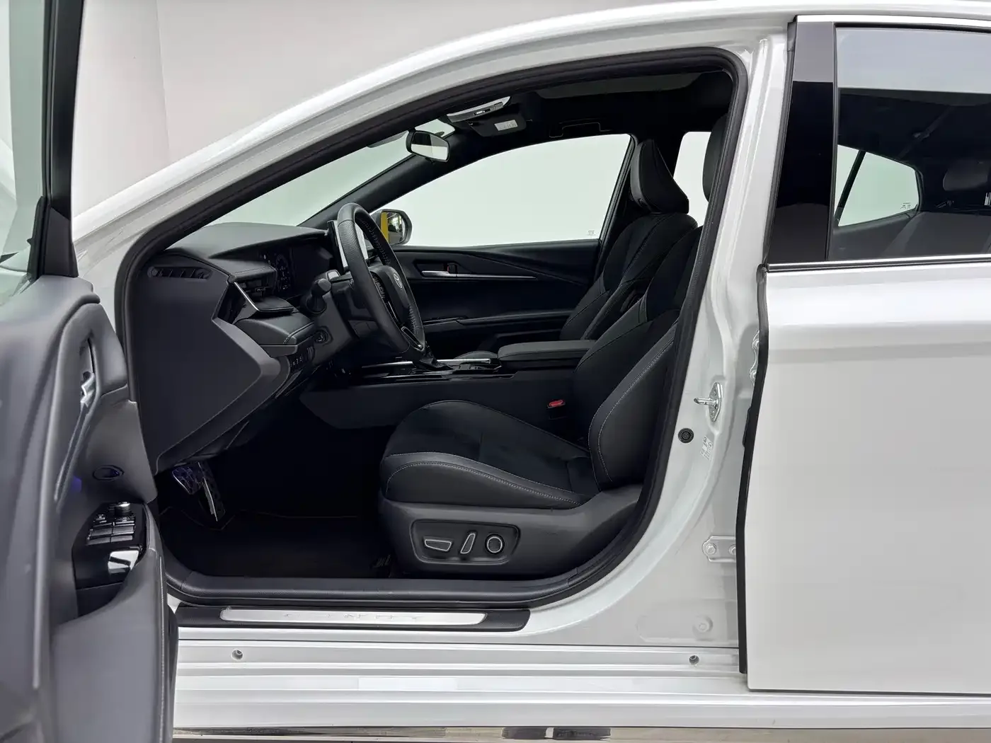 Toyota Camry 2024 Model Dual Hybrid 2.0HXS Sport Plus Edition — Фото автомобиля 7