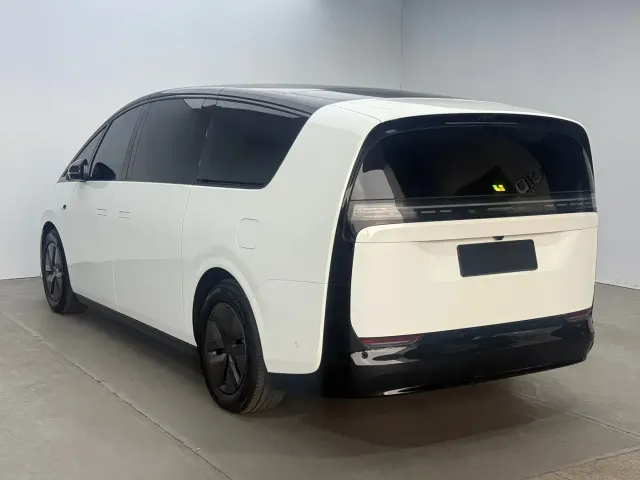 Li Auto MEGA — Фото автомобиля 5