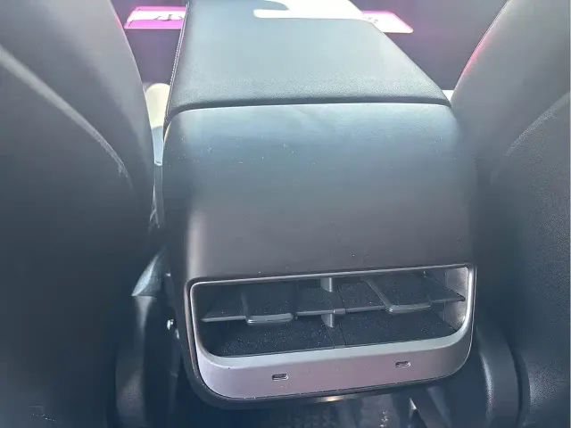 Tesla Model Y — Фото автомобиля 9