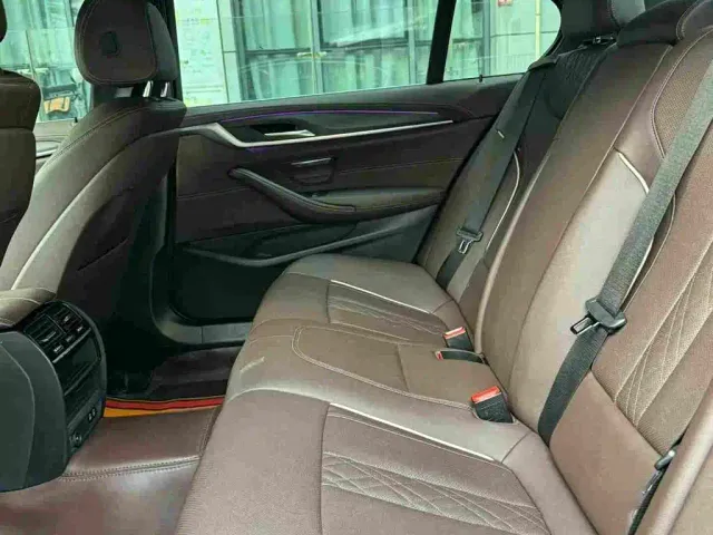 BMW 5 Series — Фото автомобиля 10