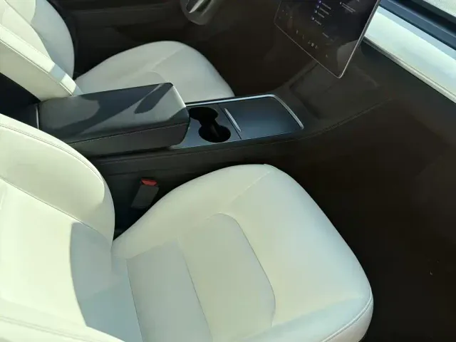 Tesla Model 3 — Фото автомобиля 6