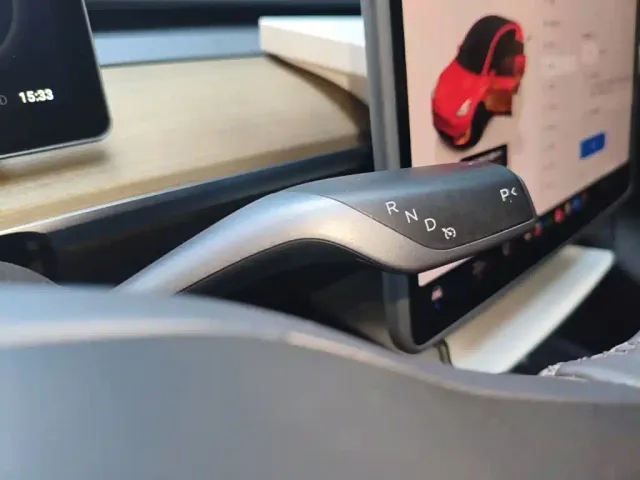 Tesla Model Y — Фото автомобиля 9
