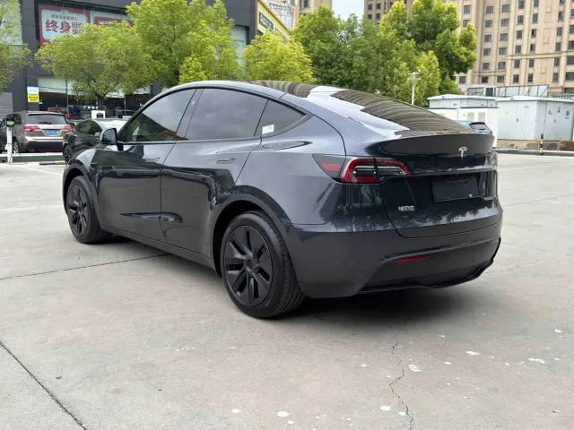 Tesla Model Y — Фото автомобиля 11