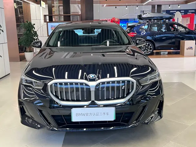 BMW i5 — Фото автомобиля 2