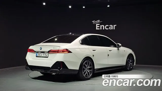 BMW 5-Series — Фото автомобиля 2