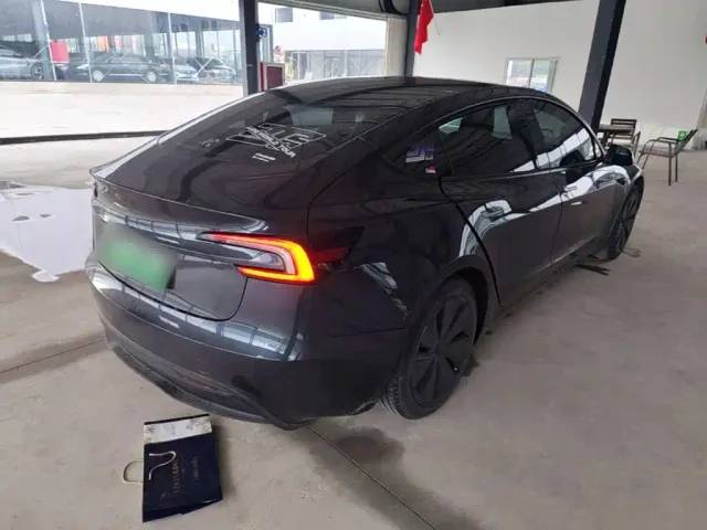 Tesla Model 3 — Фото автомобиля 6