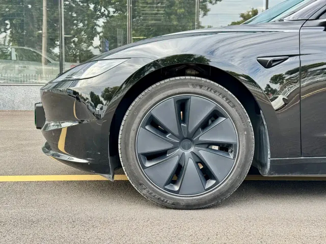 Tesla Model 3 — Фото автомобиля 5