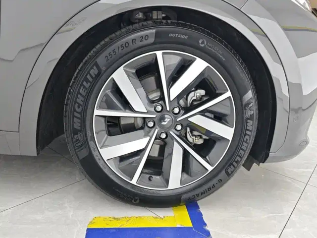Li Auto L7 — Фото автомобиля 6