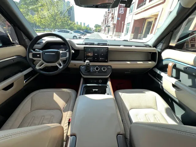 Land Rover Defender — Фото автомобиля 10