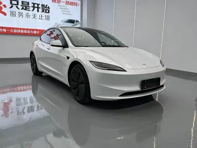 Tesla Model 3 — Фото автомобиля 2