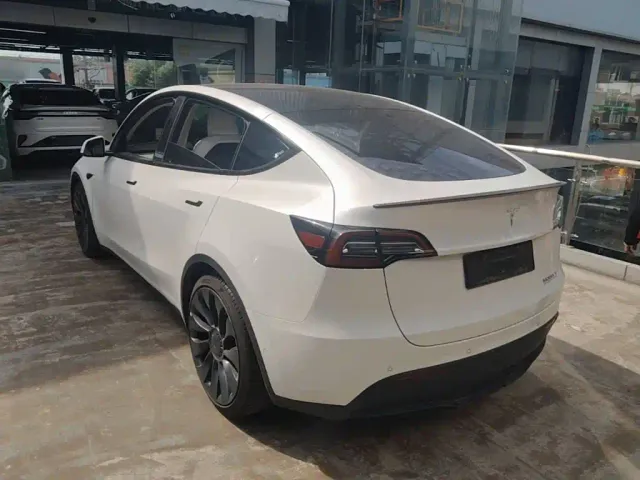 Tesla Model Y — Фото автомобиля 4