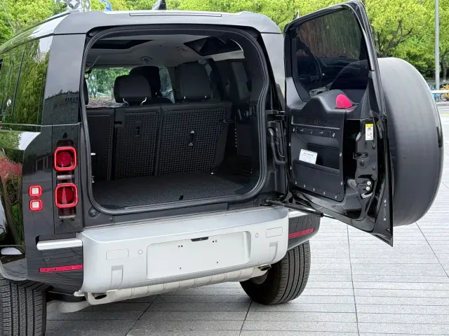 Land Rover Defender — Фото автомобиля 26