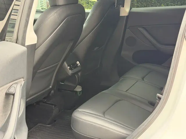 Tesla Model Y — Фото автомобиля 9