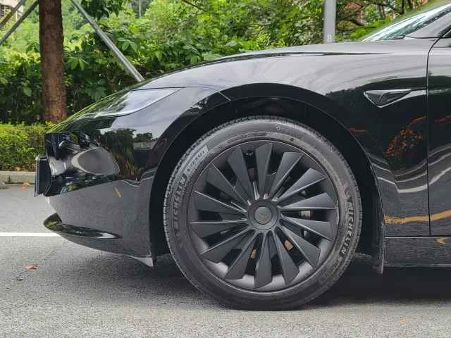 Tesla Model 3 — Фото автомобиля 21
